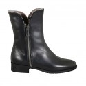 Woman's padded ankle boot in black leather with zipper heel 3
