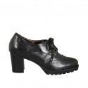 Scarpa derby stringata da donna in pelle nera con lavorazione Brogue  tacco 6