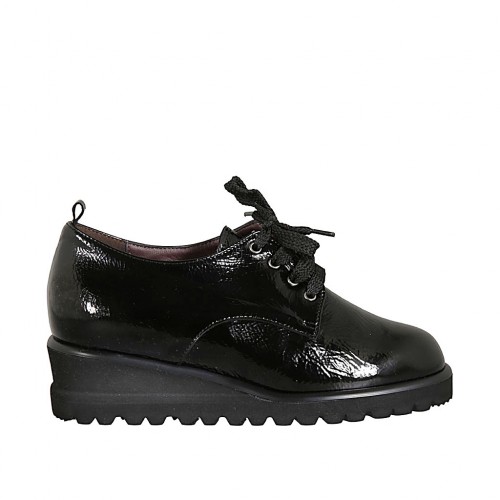 Damenschnürschuh mit herausnehmbarer Innensohle aus schwarzem Lackleder Keilabsatz 4 - Verfügbare Größen:  31, 34, 42, 43, 44, 45