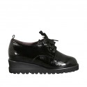 Scarpa stringata modello derby da donna con plantare estraibile in vernice nera zeppa 4