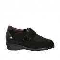 Damenschuh mit Klettverschluss und herausnehmbarer Innnensohle aus schwarzem und bedrucktem Wild- und Lackleder Keilabsatz 3