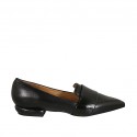 Woman's pointy loafer in black leather and patent leather heel 2