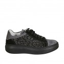 Scarpa stringata da donna con plantare estraibile in camoscio nero e grigio e rete nera zeppa 4