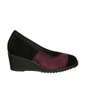Zapato de salon para mujer con plantilla extraible en gamuza negra y granate cuña 6