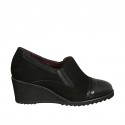 Zapato cerrado para mujer con elasticos y plantilla extraible en gamuza, gamuza imprimida y charol negro cuña 6