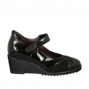 Damenschuh mit Klettverschluss und abnehmbarer Innensohle aus schwarzem Lack-, Wildleder und bedrucktem Wildleder Keilabsatz 6