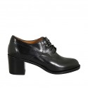 Scarpa derby stringata da donna in pelle nera tacco 6