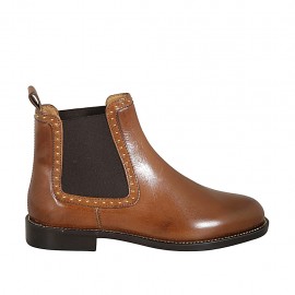 Stivaletto da donna con elastici e borchie in pelle color cuoio tacco 2 - Misure disponibili: 33, 34, 42, 43, 44, 45