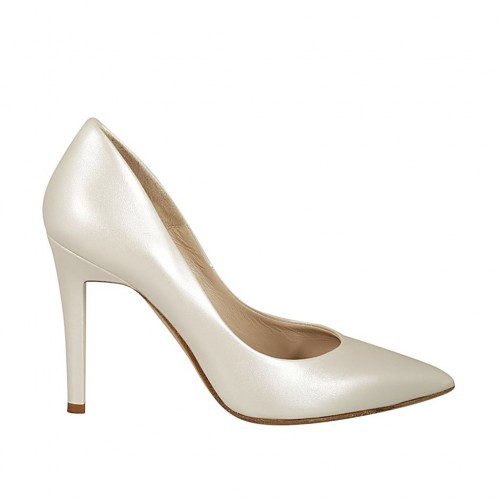 ﻿Woman's pointy pump in pearled ivory leather heel 9