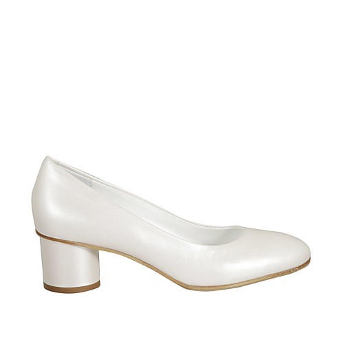 Woman's pump in ivory pearled leather heel 5
